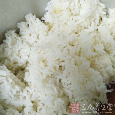 白米飯(剩菜飯)，芹菜葉，雞蛋