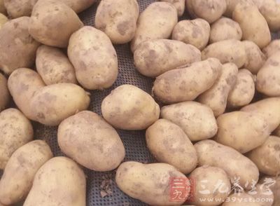 腌肉兩長條,洋蔥一個,胡蘿卜1根,西芹2根,卷心菜150g,土豆1只 腌肉兩長條,洋蔥一個,胡蘿卜1根,西芹2根,卷心菜150g,土豆1只