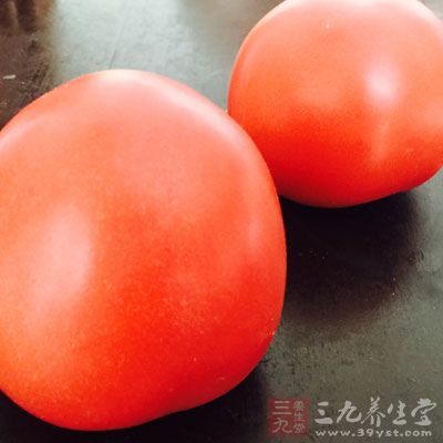 番茄1～2個，芹菜50克，檸檬汁少許