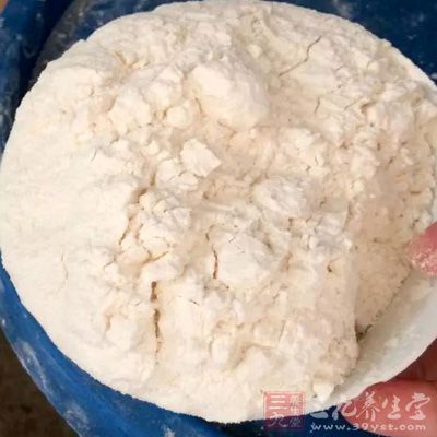 篩入500克低筋面粉到步驟(2)中，揉成面團後靜置30分鐘