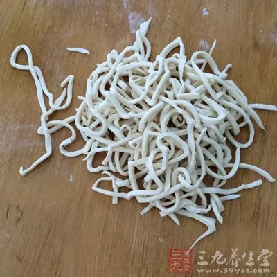 水面200克、雞脯肉150克、蔬菜 水面200克、雞脯肉150克、蔬菜