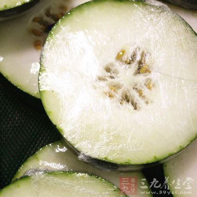 同時我們要把冬瓜切片洗干淨備用