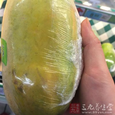 然後我們再把木瓜洗干淨去皮
