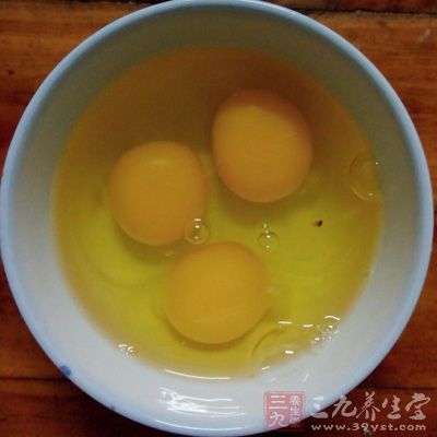 雞蛋打散在碗中,攪拌均勻 雞蛋打散在碗中,攪拌均勻