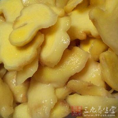 加入姜片，大蔥段，八角翻炒出香味