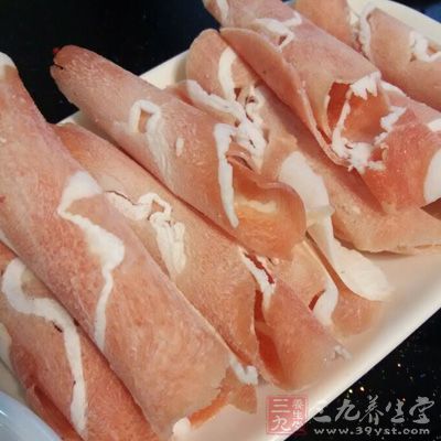 羊肉也切成絲,用干澱粉和少許鹽拌勻 羊肉也切成絲,用干澱粉和少許鹽拌勻