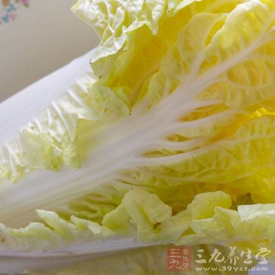 拿出白菜，拿水沖洗干淨，然後再用涼開水沖一下瀝干水份備用