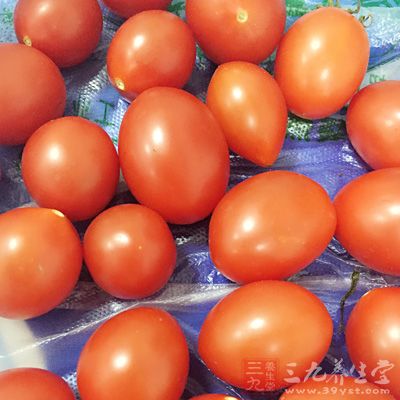 鲩魚腩1塊,番茄若干個,大豆芽菜,酸菜,鹽,酒 鲩魚腩1塊,番茄若干個,大豆芽菜,酸菜,鹽,酒