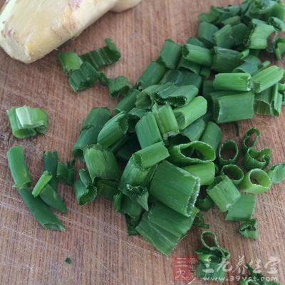 准備材料,香蔥花、姜蒜汁、辣椒油、肉醬、芽菜 准備材料,香蔥花、姜蒜汁、辣椒油、肉醬、芽菜