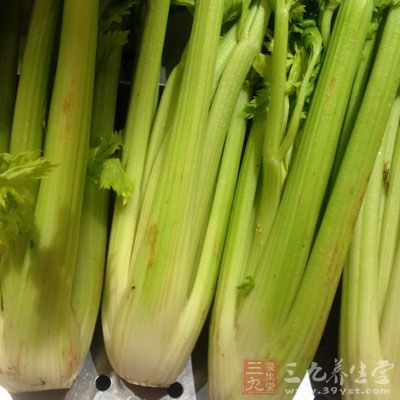 加入青筍和香芹菜等配菜同煮，斷生後關火