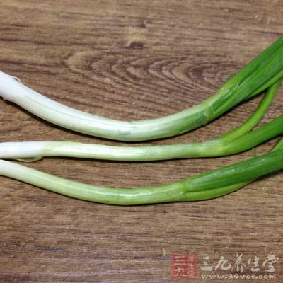 小蔥30克，豆瓣醬、姜、蒜、醬油