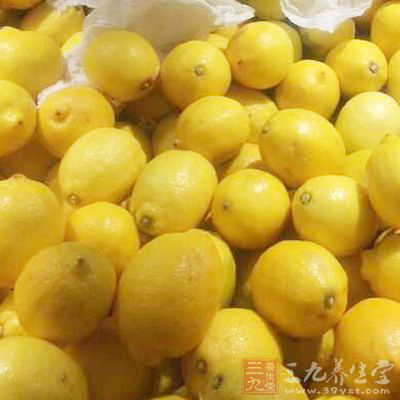 光鴨1只約750克，上湯750克，檸檬1粒