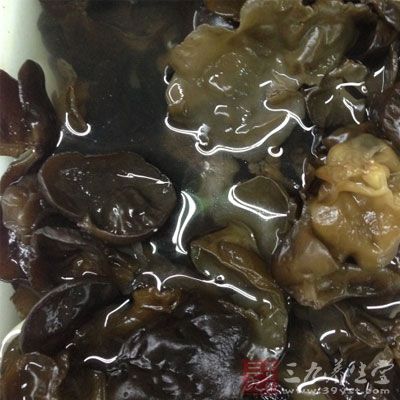 下腐竹、木耳、白菜，加料酒、精鹽、白糖