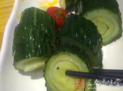 素面100公克，小黃瓜片2片，小蕃茄1粒