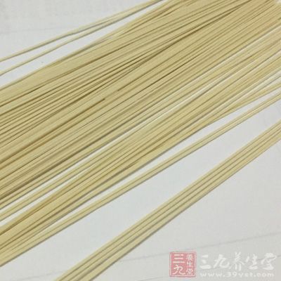 干面條200克，豌豆尖20棵，豆瓣醬1/2湯匙