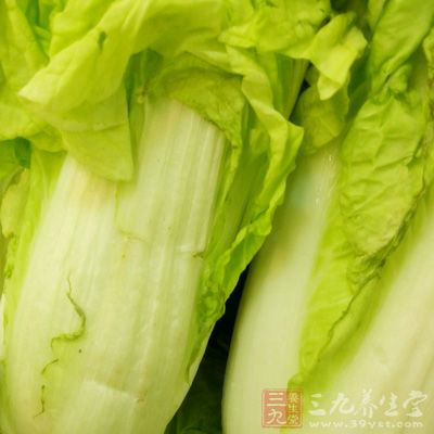 白菜放入鍋中，白菜建議取葉子部位，適當少帶一點菜幫也可