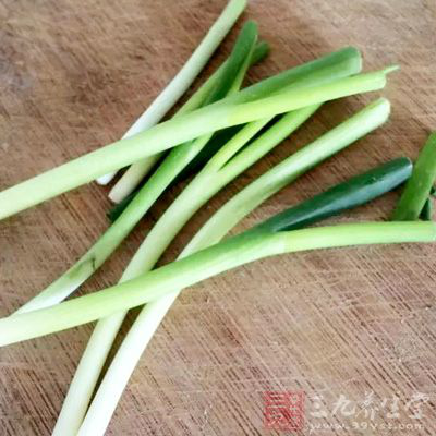牛肉500克，辣豆瓣醬15克，蔥姜少許，料酒，醬油，糖30克，八角1粒