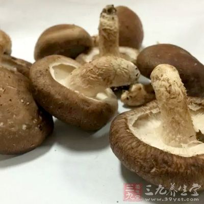 下入香菇丁中小火炒軟呈收縮狀 下入香菇丁中小火炒軟呈收縮狀