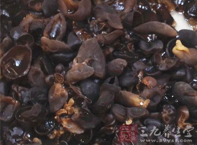 雞蛋，木耳，油，蔥花，鹽，香菜