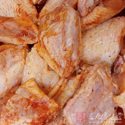 鮮雞肉500g,姜1小段約母指大小,蒜頭3顆 鮮雞肉500g,姜1小段約母指大小,蒜頭3顆