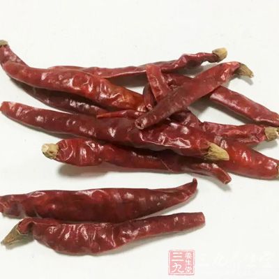 雞肉、干辣椒、姜、大蒜、羅勒葉 雞肉、干辣椒、姜、大蒜、羅勒葉