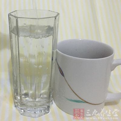 倒入水,水適量添加。別一次加太多 倒入水,水適量添加。別一次加太多