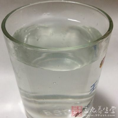 起鍋加入清水4000ml，放入牛骨熬湯