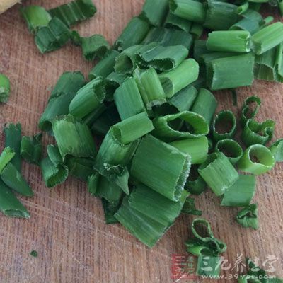 雞肫200克，雞肝200克，香蔥1棵