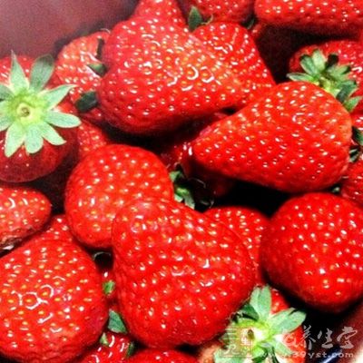 材料:草莓,酸奶 材料:草莓,酸奶