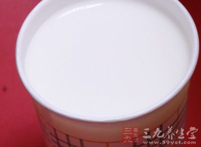 牛奶1杯,香草冰淇淋適量,裝飾糖花適量 牛奶1杯,香草冰淇淋適量,裝飾糖花適量