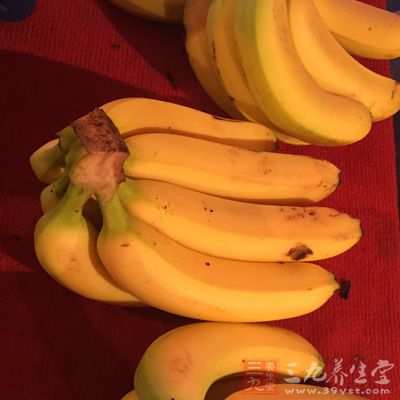 香蕉2根,草莓75克,巧克力糖漿30毫升 香蕉2根,草莓75克,巧克力糖漿30毫升