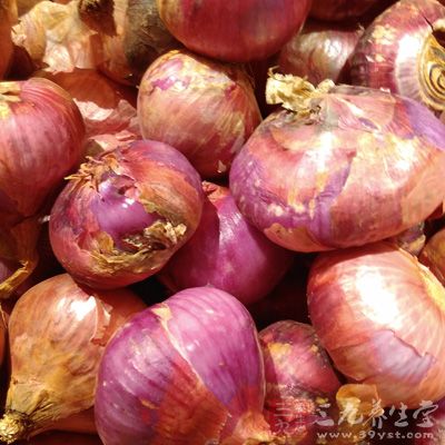 牛肉250克,洋蔥1個,柿子椒1個 牛肉250克,洋蔥1個,柿子椒1個