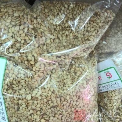 可可米花1又3/4杯,熟白芝麻1/4杯 可可米花1又3/4杯,熟白芝麻1/4杯