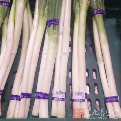 草魚半條(一斤左右)，大蔥，芹菜