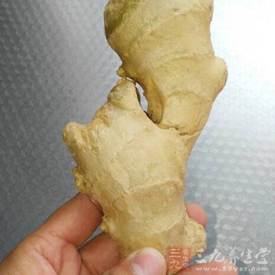 豬梅子肉400克、馄饨皮一摞、生姜15克