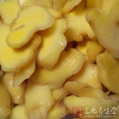 待沫子打淨時，加入兩片生姜，少許花椒粒