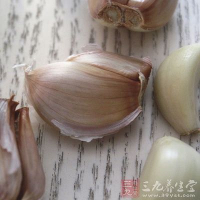 大蒜剝皮放入蒜臼中搗碎,加入少許涼白開和鹽調成蒜水 大蒜剝皮放入蒜臼中搗碎,加入少許涼白開和鹽調成蒜水
