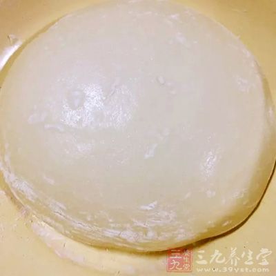 面粉加水,揉成面團,靜置,醒發一會兒 面粉加水,揉成面團,靜置,醒發一會兒