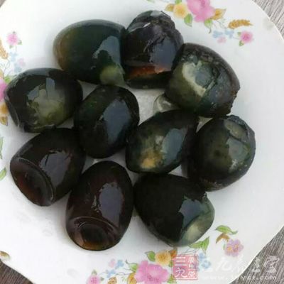 皮蛋3個、香菜50克、馓子60克、蒜末20克 皮蛋3個、香菜50克、馓子60克、蒜末20克