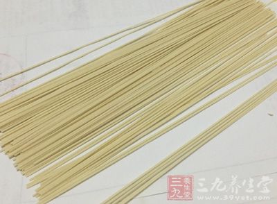 豬肉末200克，熏干1塊，掛面400克