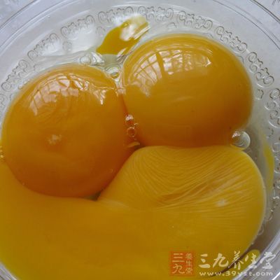 雞蛋打散，用平底鍋攤成薄雞蛋餅