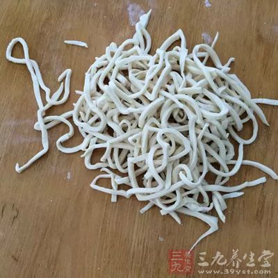 手擀面煮好過水瀝干水份備用 手擀面煮好過水瀝干水份備用