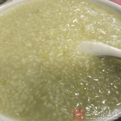 在粥中加點鹼這個做法是不正確的