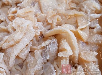 黃瓜兩根，海蜇300克，大蒜四瓣，香菜