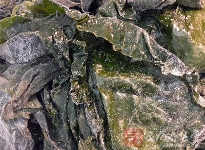 牛尾骨兩大塊，干黃花菜、海帶