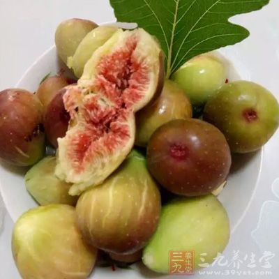 排骨500克、無花果4個、胡蘿卜1小段 排骨500克、無花果4個、胡蘿卜1小段