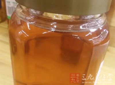 雪梨6個、干紅棗80克、冰糖150克、老姜20克 、蜂蜜80毫 雪梨6個、干紅棗80克、冰糖150克、老姜20克 、蜂蜜80毫