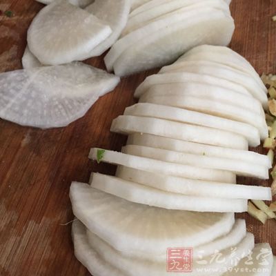 板鴨1只(約400克)、白蘿卜50克、香菜1棵 板鴨1只(約400克)、白蘿卜50克、香菜1棵