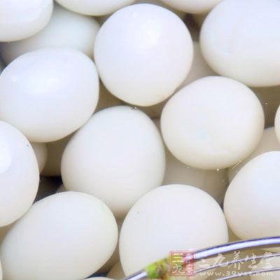 豬蹄800克，鹌鹑蛋700克，子姜150克