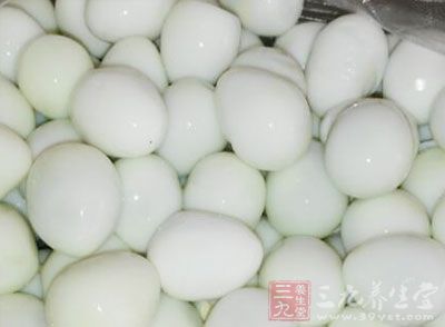 鹌鹑蛋500克，輔料醬油1勺，鹽1勺
